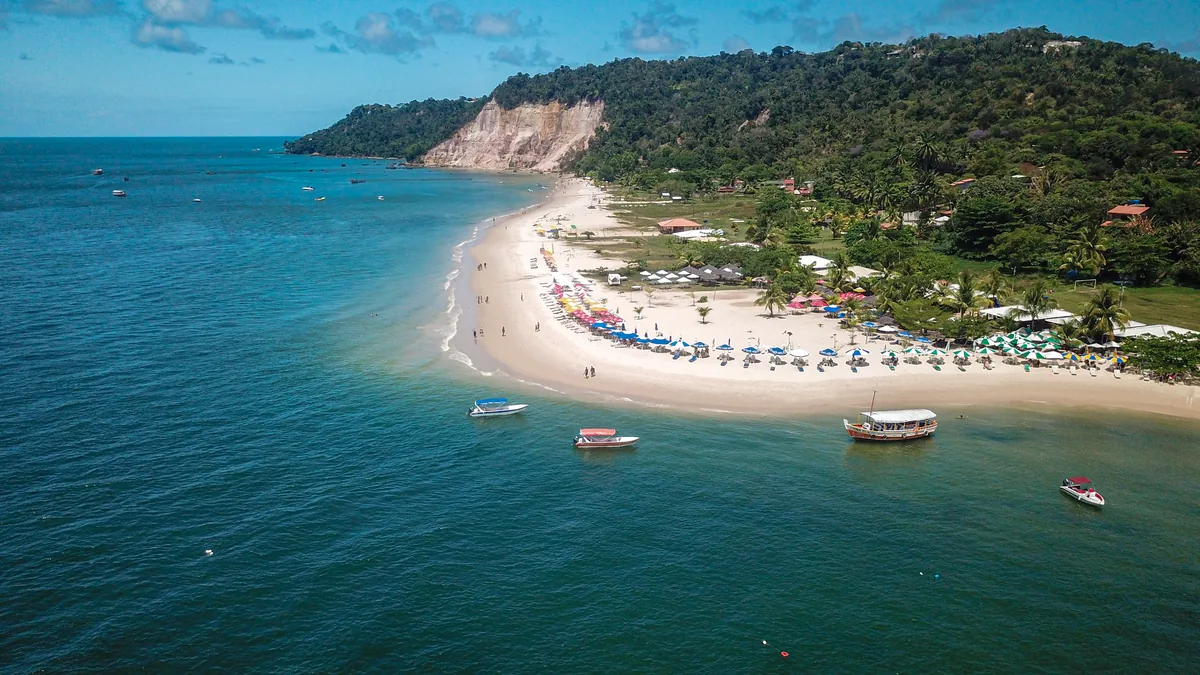 Praia da Gamboa com paredão de argila ao fundo