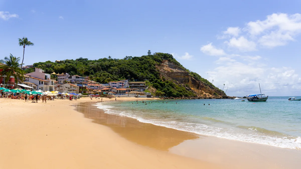 Primeira Praia com o Farol ao fundo e cabos da tirolesa