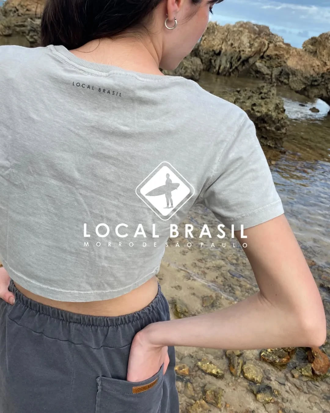 Camiseta da Local Brasil em foto de divulgação da marca. Disponibilidade sujeita a confirmação na unidade.