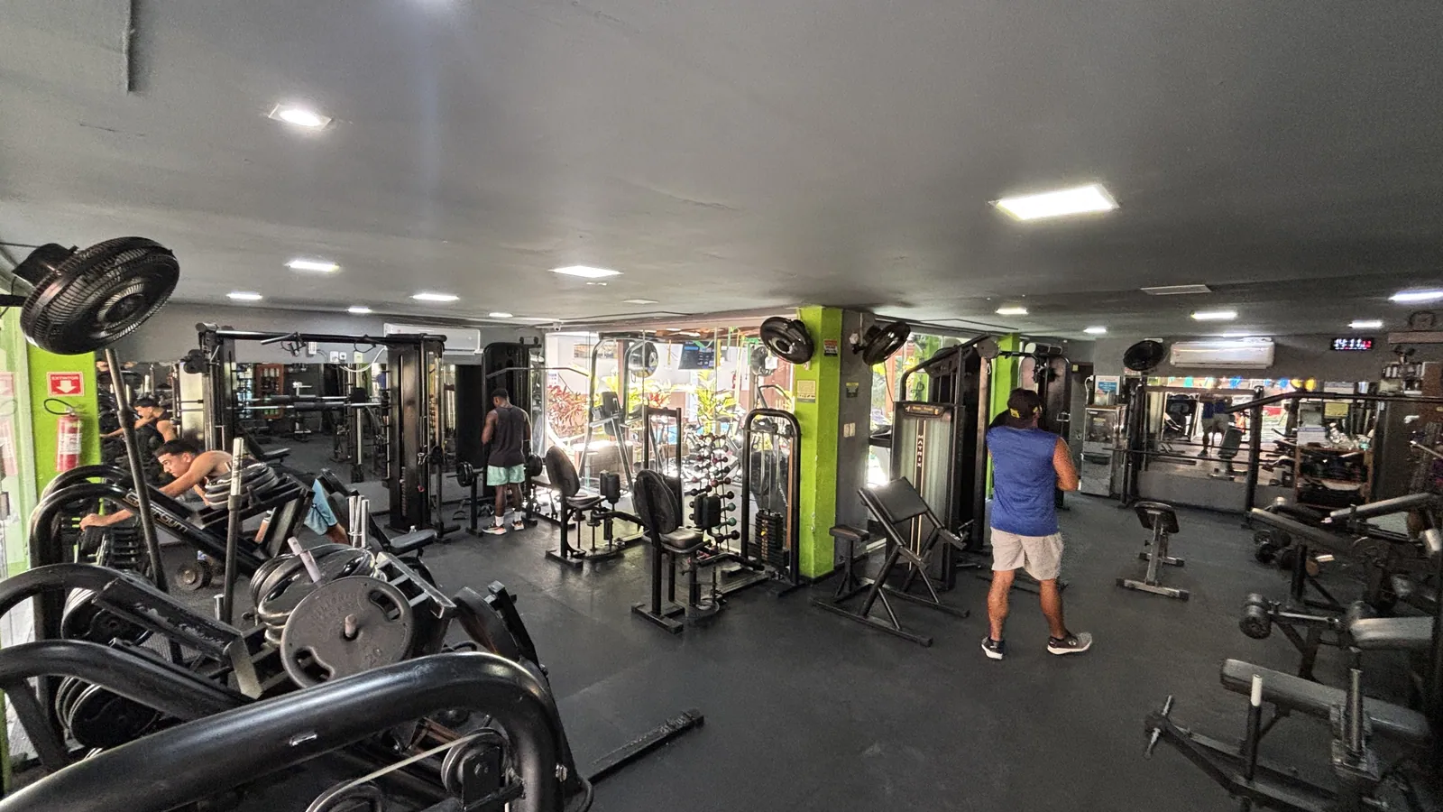 Outra vista do salão de musculação da Academia do Morro