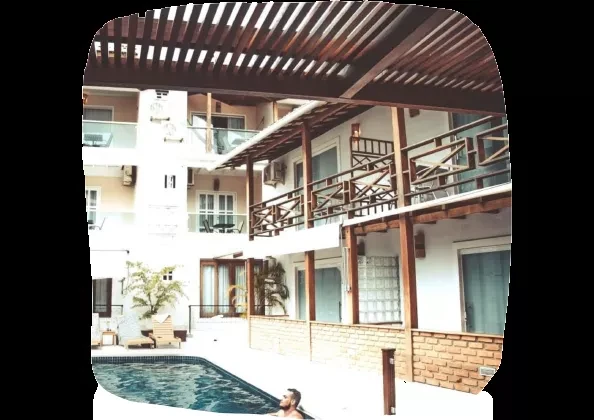 Piscina e área interna da Pousada Mareia