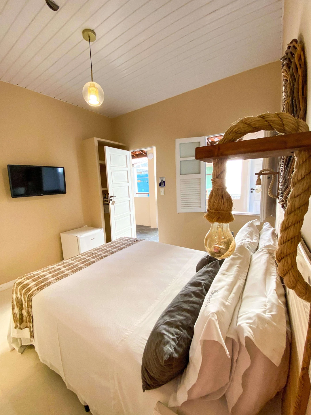 Quarto com cama de dossel da Villamar Pousada
