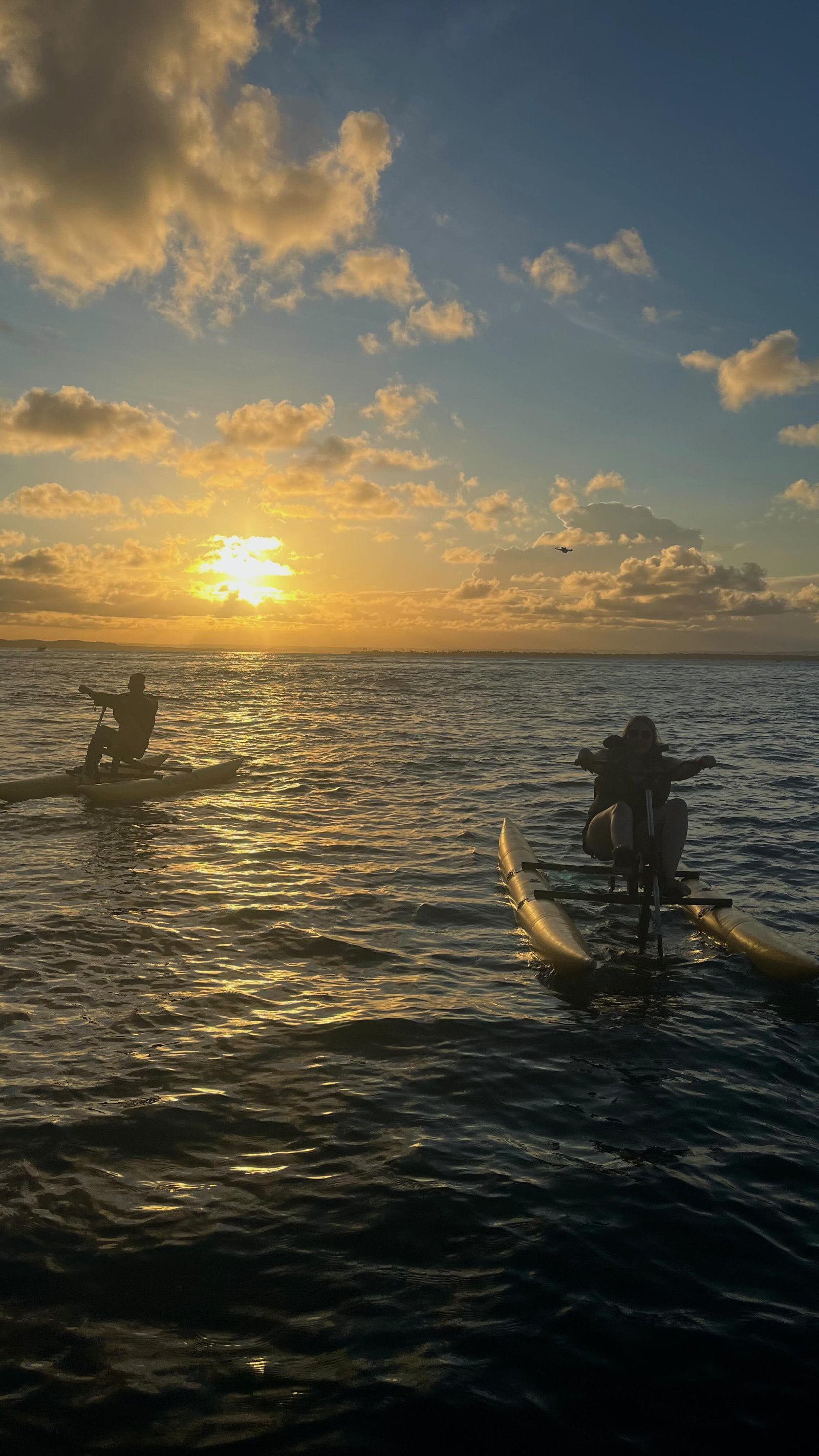 Bicicletas aquáticas ao pôr do sol · Eco Bike Morro